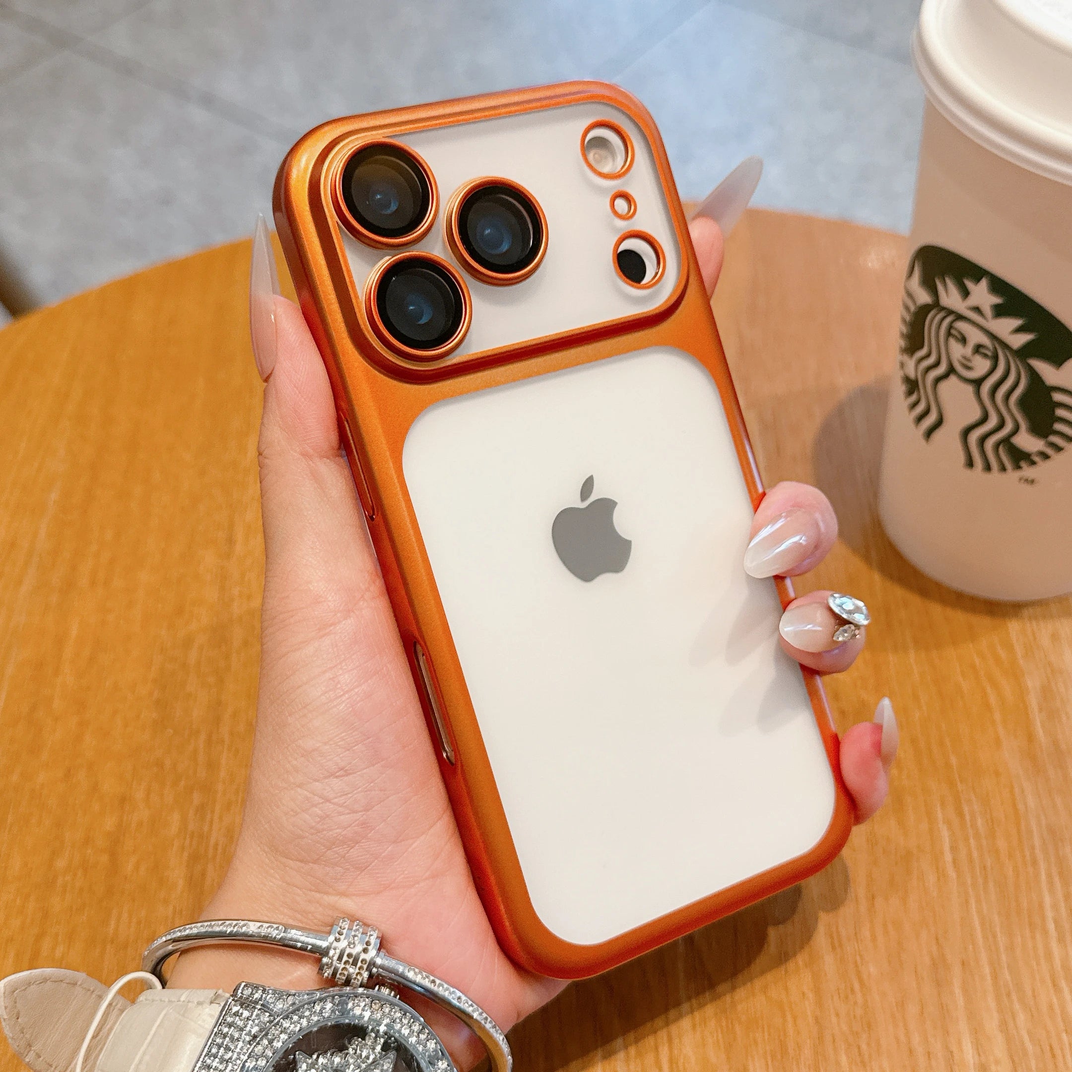 Funda transparente dura.
Con tecnología anticaídas.
Contra golpes y rayaduras.