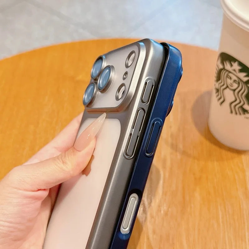 Funda transparente dura.
Con tecnología anticaídas.
Contra golpes y rayaduras.