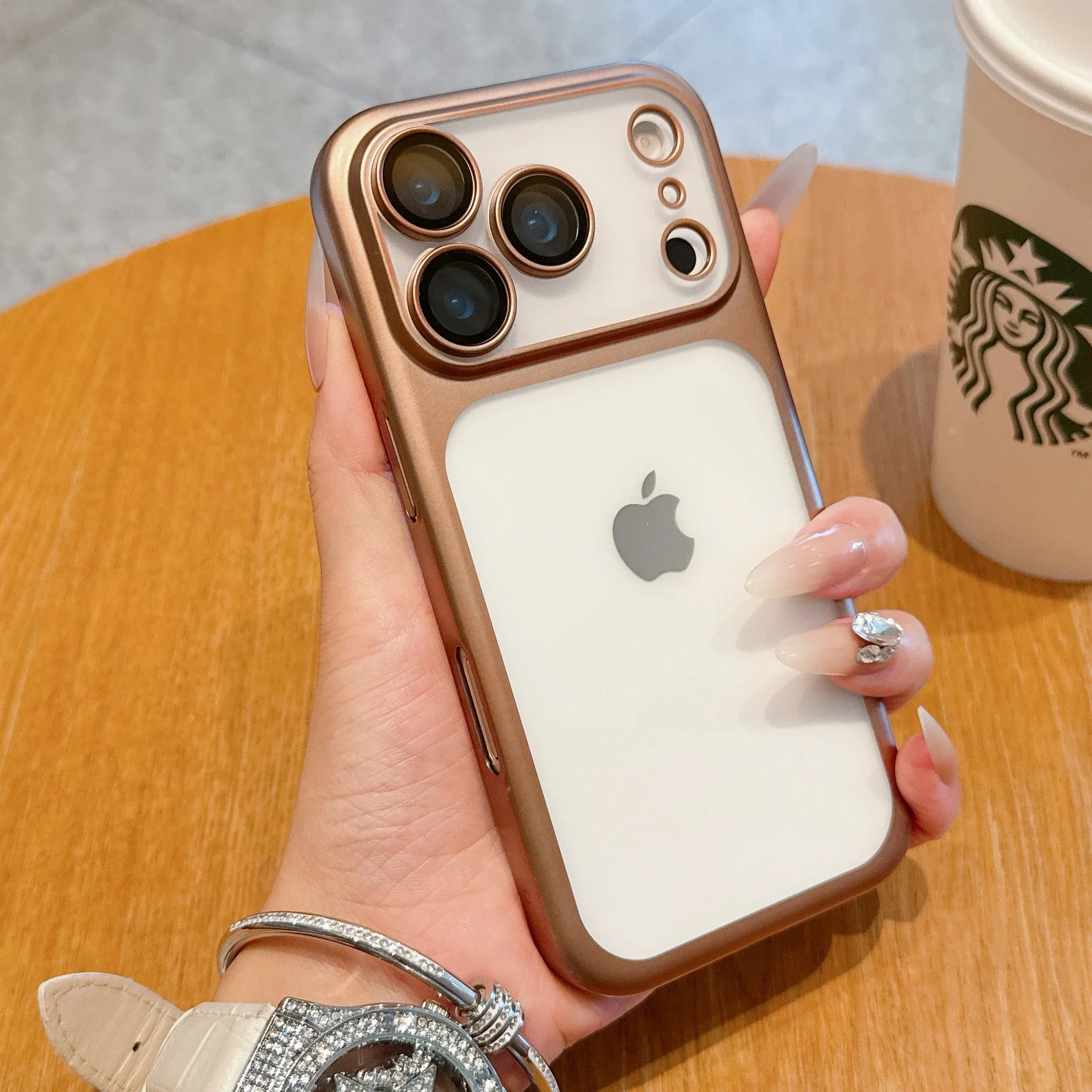 Funda transparente dura.
Con tecnología anticaídas.
Contra golpes y rayaduras.