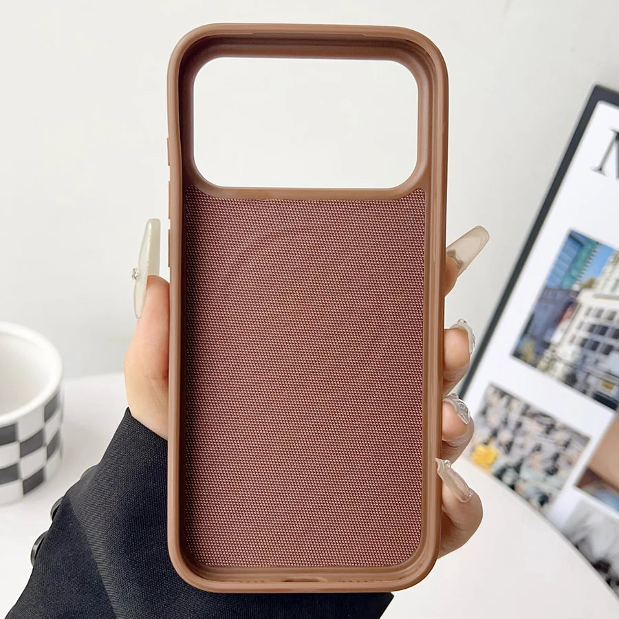 Funda Tejida de Alta Calidad.
Compatible con Magsafe.
Protección antigolpes y rayas.