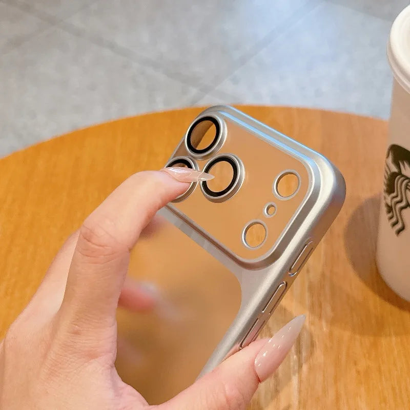 Funda transparente dura.
Con tecnología anticaídas.
Contra golpes y rayaduras.