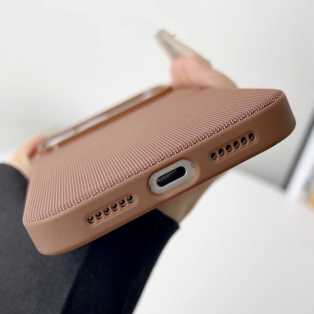 Funda Tejida de Alta Calidad.
Compatible con Magsafe.
Protección antigolpes y rayas.