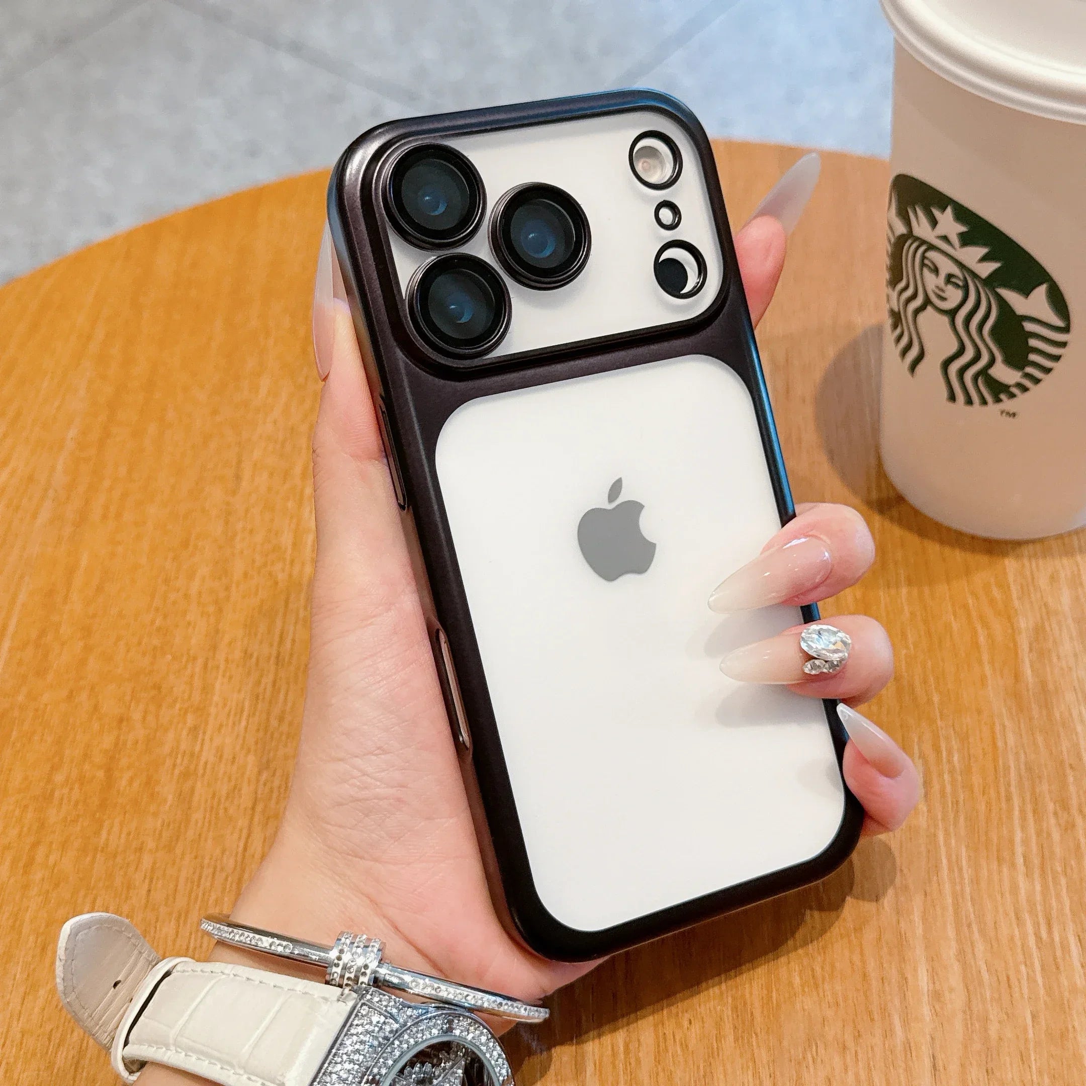 Funda transparente dura.
Con tecnología anticaídas.
Contra golpes y rayaduras.