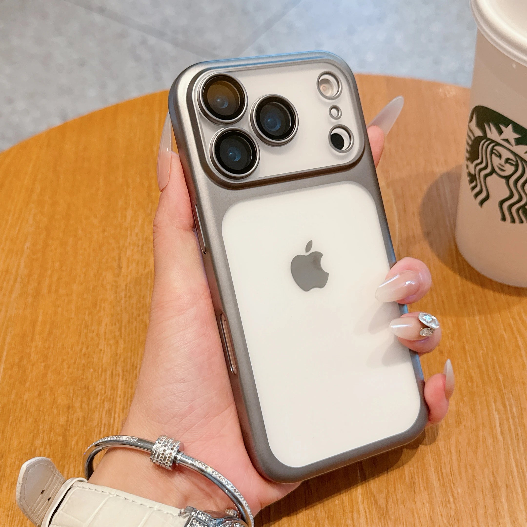 Funda transparente dura.
Con tecnología anticaídas.
Contra golpes y rayaduras.