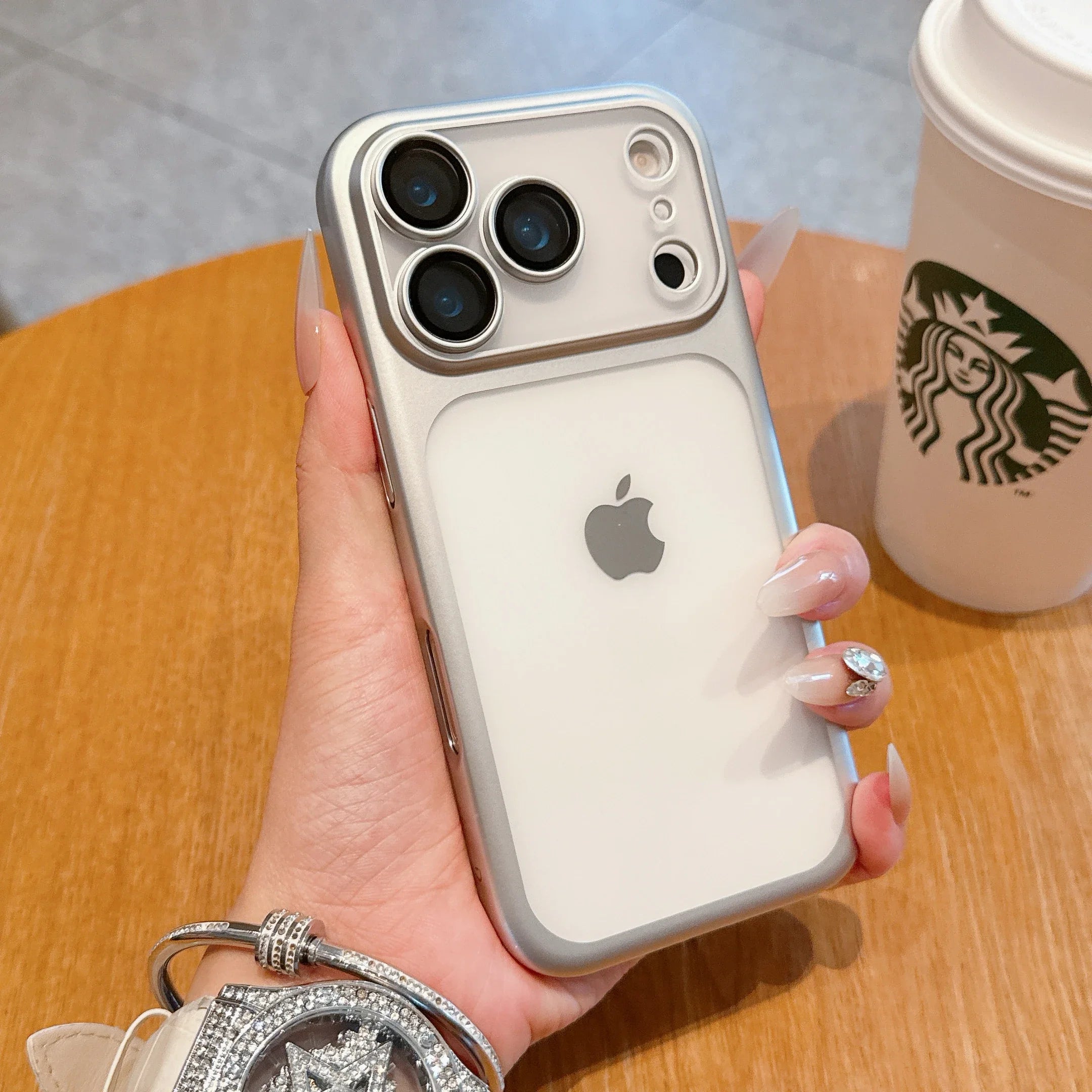 Funda transparente dura.
Con tecnología anticaídas.
Contra golpes y rayaduras.